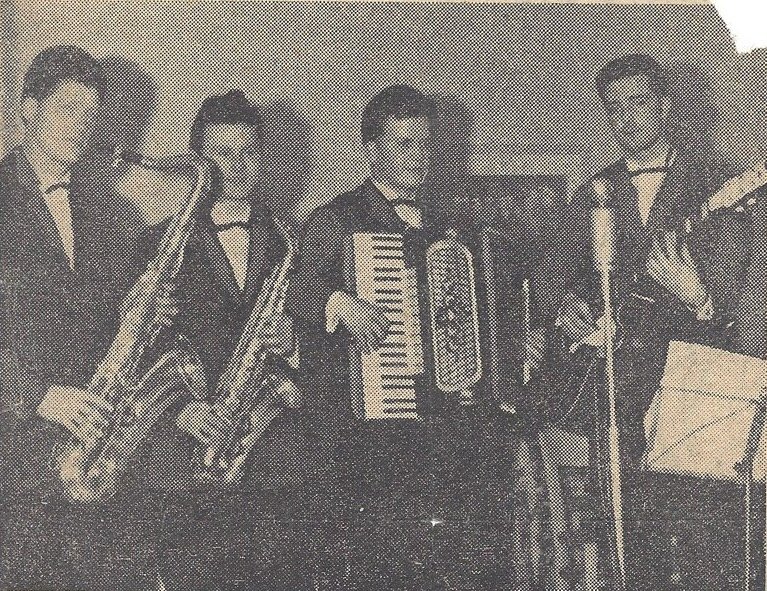 Authentic newspaper clipping: The “Chemie-Combo Buna” (1963). You can see the band members Helmut Gudat, Siegfried Max, Walter Marquart and Manfred Jannot (from left to right). Rudi Schubinsky and Manfred Wengoborski are missing.