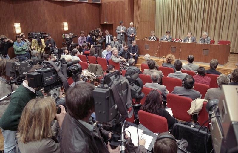 ADN-ZB/Lehmann/ 9.11.89/Berlin: Pressekonferenz/ Günter Schabowski, Mitglied des Politbüros und Sekretär des ZK der SED, informierte im Internationalen Pressezentrum über Verlauf und Ergebnisse des zweiten Beratungstages des 10. Plenums des ZK der SED. Günter Schabowski stand den in- und ausländischen Journalisten Rede und Antwort.