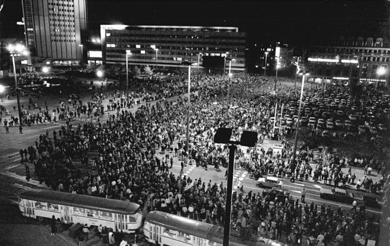 Authentic photo of a Monday demonstration in Leipzig (Source: Bundesarchiv, Bild 183-1990-0922-002 / Friedrich Gahlbeck / CC-BY-SA 3.0)
