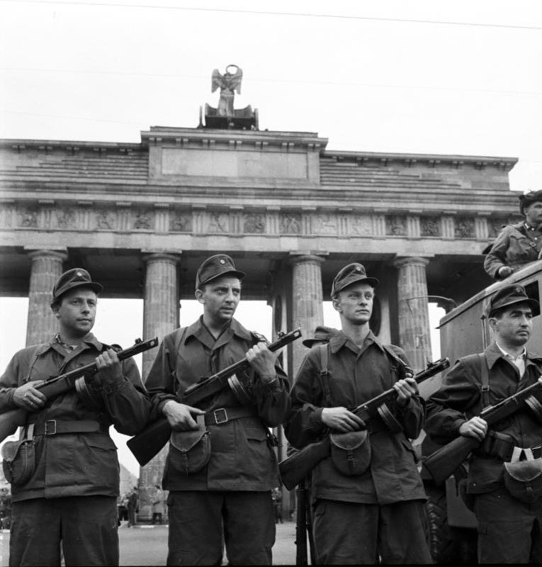 Authentic photo of a GDR combat group in front of the Brandenburg Gate (Source: Bundesarchiv, Bild 183-1989-1109-030 / Lehmann, Thomas / CC-BY-SA 3.0)